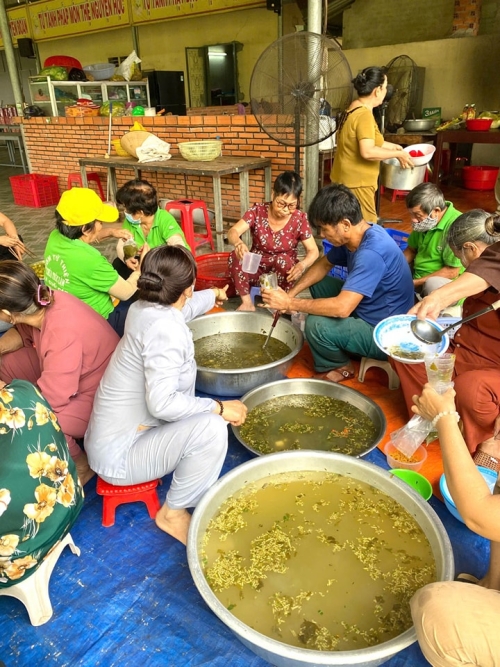 Đạo tràng Phật tử chùa Trúc Lâm tiếp tục nối dài yêu thương với nồi cơm từ thiện